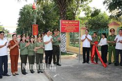 Gắn biển công trình 'Đường cờ Tổ quốc' tại xã Yên Hòa