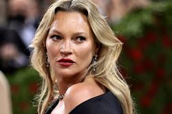 Cựu siêu mẫu Kate Moss vẫn khóc khi buộc phải chụp ảnh bìa khỏa thân ở tuổi 15