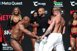 Mike Tyson tát thẳng tay đối thủ, hỗn chiến nổ ra trước trận quyền anh thế kỷ