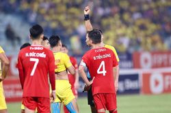 VAR khiến trọng tài bẻ còi, Thanh Hóa thắng kịch tính Viettel trong thế 10 người