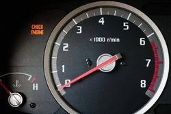 Lý do không nên cố chạy xe lúc gần hết nhiên liệu