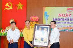 Bí thư Tỉnh ủy, Chủ tịch UBND tỉnh Nghệ An Nguyễn Đức Trung chung vui Ngày hội Đại đoàn kết với nhân dân Nam Đàn