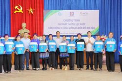 Petrolimex trao tặng bình lọc nước cho người dân huyện Bắc Hà và Bảo Yên tỉnh Lào Cai