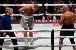 Jack Paul gây ngỡ ngàng khi cúi chào Mike Tyson ngay trong trận đấu