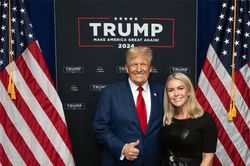 Chân dung thư ký báo chí Nhà Trắng trẻ nhất Mỹ gia nhập chính quyền ông Trump