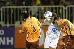 Cầu thủ 'lạ hoắc' có thể giúp HLV Kim Sang-sik giải bài toán hàng thủ?; Messi quát trọng tài ở vòng loại World Cup