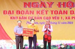 Trưởng Ban Tổ chức Trung ương Lê Minh Hưng chung vui Ngày hội Đại đoàn kết với nhân dân bản Cao Vều 1