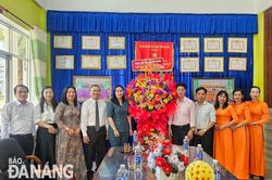 Lãnh đạo thành phố thăm, chúc mừng ngày Nhà giáo Việt Nam
