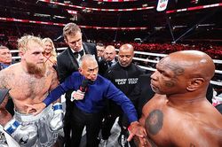 Mike Tyson lặng lẽ rời đi, người chiến thắng Jake Paul nhận... cánh gà
