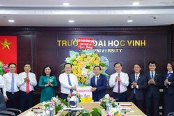 Bí thư Tỉnh ủy, Chủ tịch UBND tỉnh Nguyễn Đức Trung chúc mừng Trường Đại học Vinh nhân Ngày Nhà giáo Việt Nam