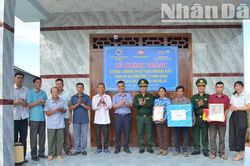 Bàn giao hai nhà 'Đại đoàn kết' tặng hộ nghèo ở khu vực biên giới Đắk Lắk