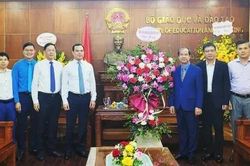 Lãnh đạo Tổng Liên đoàn Lao động Việt Nam chúc mừng các nhà giáo