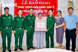 Bàn giao nhà đại đoàn kết cho hộ nghèo
