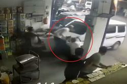 Clip: Hãi hùng cảnh ô tô mất lái, tông thẳng vào tiệm tạp hóa khiến 4 người bị thương