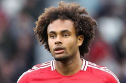 Juventus muốn 'cởi trói' cho Zirkzee