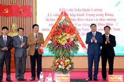 Bí thư Tỉnh ủy Trần Quốc Cường chúc mừng các nhà giáo