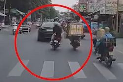 Cận cảnh thanh niên đạp người đi xe máy xuống đường ở TP.HCM