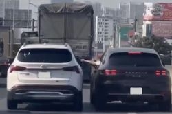 Tài xế Porsche Macan đi làn khẩn cấp, đập gương ôtô Hyundai trên vành đai 3