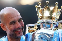 Gia hạn hợp đồng với Guardiola là ánh sáng cho mùa giải bão táp của Man City