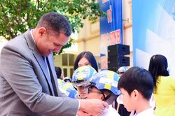 Đại sứ Thụy Điển trao 1.000 mũ bảo hiểm cho học sinh Cầu Giấy, Hà Nội