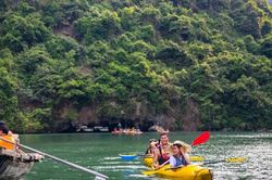 Dừng hoạt động dịch vụ chèo thuyền kayak ở Cát Bà