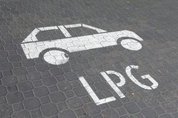 Xe nhiên liệu kép: Giải pháp 'quá độ' giữa xe xăng và xe điện?