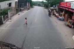 Nguy hiểm khi trẻ em chạy sang đường một mình
