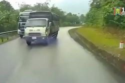 Ô tô lao xuống rãnh vì tránh xe ngược chiều vượt ẩu