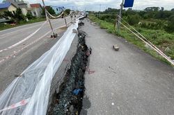 Hà Nội khẩn cấp xử lý sạt lở mái đê hữu Đáy tại Quốc Oai