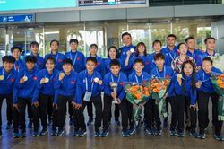 Tuyển thủ futsal nữ Việt Nam rạng rỡ mang Cúp vô địch Đông Nam Á về nước