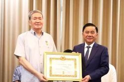 Nguyên Thường trực Ban Bí thư Đinh Thế Huynh nhận Huy hiệu 50 năm tuổi Đảng
