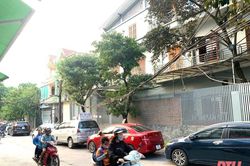Dây cáp sà xuống đường, nguy hiểm cho người tham gia giao thông