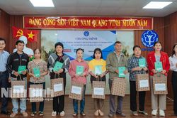 Tặng sổ BHXH, thẻ BHYT cho người có hoàn cảnh khó khăn bị ảnh hưởng do cơn bão số 3