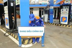 Vẫn lúng túng chọn cơ chế điều hành giá xăng dầu