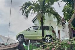 Chủ nhà cam kết hạ ô tô cũ treo trước cổng xuống đất trong ngày