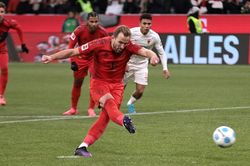 Harry Kane chói sáng với cú hat-trick, Bayern nới rộng khoảng cách trên đỉnh bảng Bundesliga