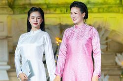 Diễn viên Hoàng Xuân và con gái nổi bật trong trang phục áo dài của NTK Anh Thư
