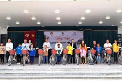 Hội Đồng hương Nghệ An tại Hà Nội trao quà tại huyện Kỳ Sơn và Tương Dương