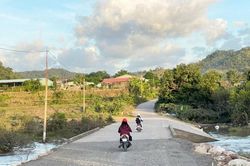 Người dân thôn Mơ Nang 2 mong mỏi một cây cầu