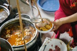 Ăn bún bò Huế ở Huế