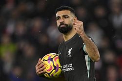 Salah lập cú đúp, Liverpool thắng ngược kịch tính để củng cố ngôi đầu Ngoại hạng Anh
