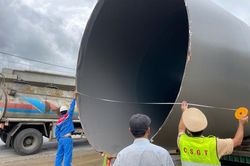 Ngăn chặn 2 xe siêu trường không phép định vượt đèo Hải Vân