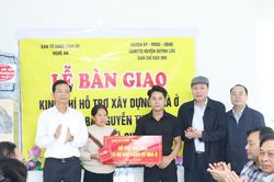 Ban Tổ chức Tỉnh ủy trao hỗ trợ xây dựng nhà ở cho hộ nghèo tại xã Quỳnh Bảng (Quỳnh Lưu)