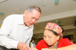 Người già dân tộc Thái đi học... chữ Thái