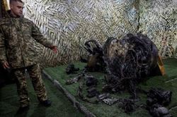 Ukraine nghiên cứu mảnh vỡ từ tên lửa đạn đạo mới của Nga