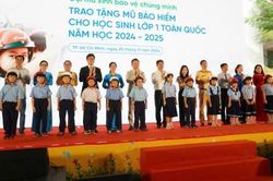 TPHCM: Trao tặng mũ bảo hiểm cho các em học sinh tiểu học