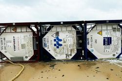 Phát hiện 3 bồn kim loại và xà lan lật úp dạt vào bờ biển Quảng Ngãi