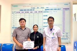 Trao hơn 89 triệu đồng đến em Lưu Hoàng Hải bị tai nạn giao thông