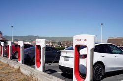 California cân nhắc loại Tesla khỏi chương trình ưu đãi thuế xe điện mới