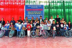 Trao xe đạp và các phần quà cho học sinh Trường PTDTBT Tiểu học Chà Nưa